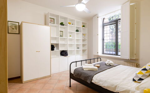 Movie Suite Jesi: Mobilia, Interior Design, Pavimentazione, Parete, Pavimento, Camera Da Letto, Mensola, Letto, Legna, Scaffalature