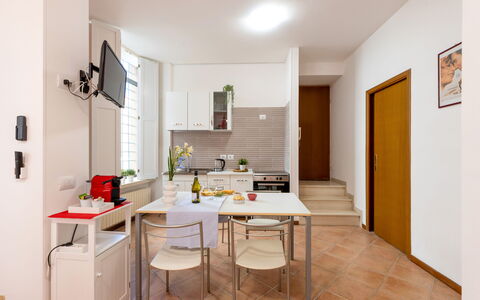 Movie Suite Jesi: Mobilia, Interior Design, Legna, Pavimentazione, Cucina, Pavimento, Sedia, Camera, Tavolo, Elettrodomestico Da Cucina
