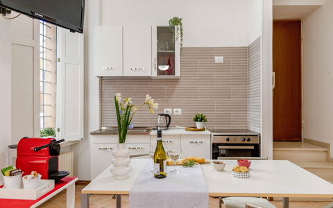 Movie Suite Jesi: Mobilia, Interior Design, Cucina, Pavimentazione, Legna, Elettrodomestico Da Cucina, Apparecchio Major, Pavimento, Sedia, Elettrodomestico