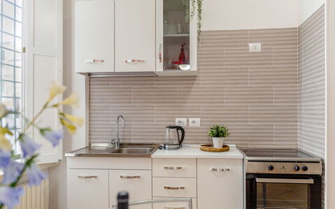 Movie Suite Jesi: Cucina, Controsoffitto, Elettrodomestico Da Cucina, Cabinetry, Apparecchio Major, Mobilia, Legna, Interior Design, Lavandino Della Cucina, Casa