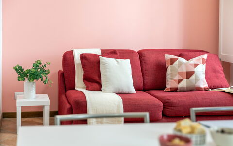 Movie Suite Jesi: Rosso, Mobilia, Rosa, Interior Design, Camera, Lancia Cuscino, Cuscino, Cuscino, Soggiorno, Dipingere