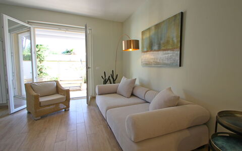 Casa Rossella: Mobilia, Divano, Pavimentazione, Interior Design, Parete, Pavimento, Legna, Soggiorno, Camera