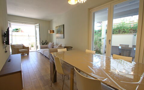 Casa Rossella: Mobilia, Pavimentazione, Interior Design, Sedia, Pavimento, Tavolo, Cucina & Sala Da Pranzo Tavolo, Camera, Appartamento, Sala Da Pranzo