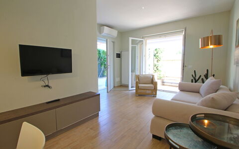Casa Rossella: Mobilia, Interior Design, Pavimentazione, Pavimento, Legna, Soggiorno, Camera, Divano, Soffitto, Casa