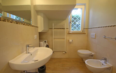 Casa Rossella: Pavimentazione, Interior Design, Pavimento, Bagno, Idraulico Fixture, Lavandino Del Bagno, Lavello, Rubinetto, Idraulico, Camera