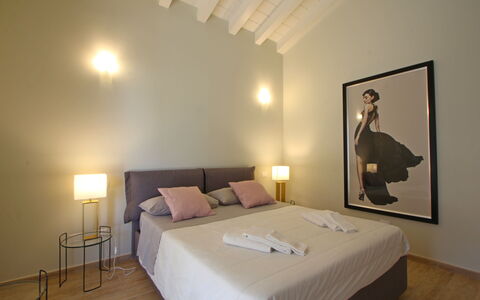 Casa Rossella: Letto, Interior Design, Mobilia, Camera Da Letto, Parete, Pavimento, Pavimentazione, Bedding, Lenzuolo, Soffitto