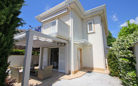 Casa Rossella: Casa, Zona Residenziale, Casa, Porta, Balcone, Estate, Portico, Shade, Modanatura, Design
