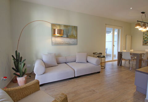 Casa Rossella: Mobilia, Interior Design, Pavimentazione, Pavimento, Parete, Divano, Legna, Soggiorno, Camera, Tavolo