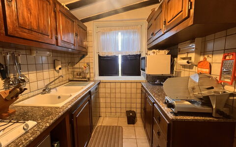 Villetta Oasi Belvedere, Budoni, Wifi, Ac: Cucina, Controsoffitto, Apparecchio Major, Cabinetry, Legna, Pavimentazione, Interior Design, Elettrodomestico Da Cucina, Mobilia, Pavimento