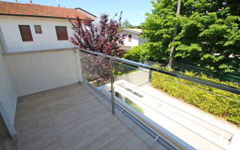 Casa Simonetta: Materiale Composito, Corrimano, Balcone, Recinzione, Passerella, Portico, Deck, Home Scherma, Illuminazione Diurna, Colonna