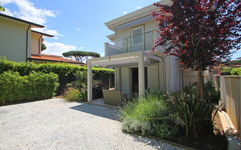 Casa Simonetta: Zona Residenziale, Arbusto, Casa, Casa, Giardino, Shade, Landscaping, Cortile, Estate