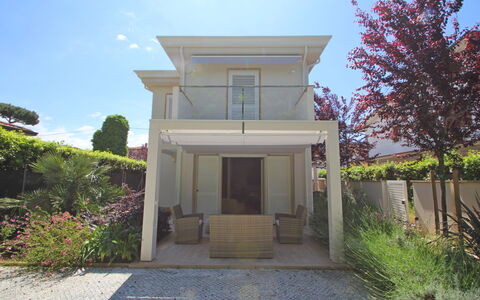 Casa Simonetta: Casa, Zona Residenziale, Casa, Architettura, Arbusto, Porta, Portico, Estate, Giardino, Porta A Casa