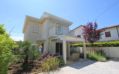 Casa Simonetta: Zona Residenziale, Casa, Casa, Architettura, Porta, Estate, Balcone, Sobborgo, Shade, Portico