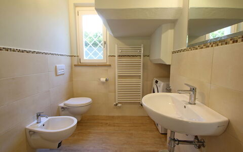 Casa Simonetta: Pavimentazione, Pavimento, Bagno, Idraulico Fixture, Interior Design, Lavello, Lavandino Del Bagno, Idraulico, Rubinetto, Camera