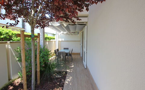 Casa Simonetta: Legna, Shade, Giardino, Backyard, Cortile, Color Legno, Landscaping, Latifoglie, Cortile, Deck