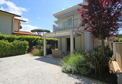 Casa Simonetta: Zona Residenziale, Arbusto, Casa, Casa, Giardino, Shade, Landscaping, Cortile, Estate