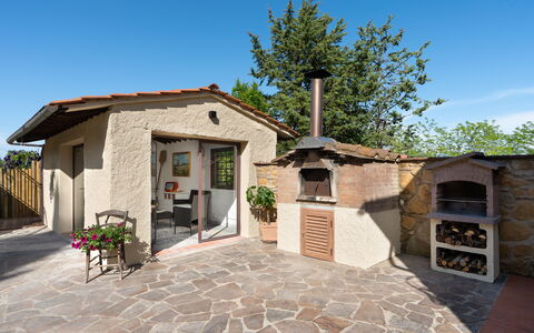 Villa Gori: Casa, Villetta, Casa, Porta, Vaso Di Fiori, Flagstone, Giardino, Shade, Pianta Della Casa