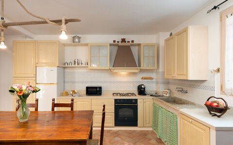 Villa Gori: Mobilia, Cucina, Controsoffitto, Interior Design, Cabinetry, Elettrodomestico Da Cucina, Pavimentazione, Pavimento, Legna, Apparecchio Major