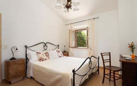 Villa Gori: Mobilia, Letto, Camera Da Letto, Parete, Interior Design, Legna, Pavimentazione, Pavimento, Bedding, Lenzuolo