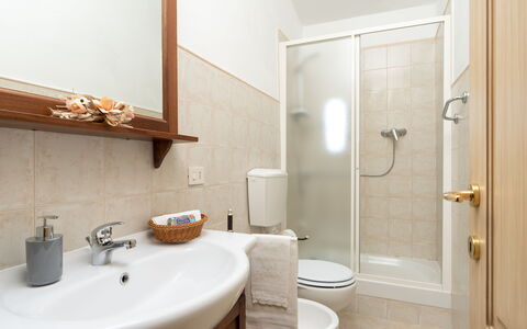 Villa Gori: Pavimentazione, Lavandino Del Bagno, Interior Design, Pavimento, Idraulico Fixture, Bagno, Lavello, Gabinetto, Toilet Seat, Mobilia