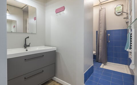 Central Cozy Nest With Parking, Bogliasco: Pavimentazione, Pavimento, Idraulico Fixture, Parete, Bagno, Mobiletto Del Bagno, Lavandino Del Bagno, Interior Design, Lavello, Idraulico