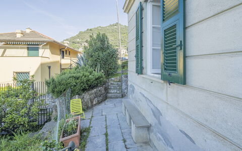 Central Cozy Nest With Parking, Bogliasco: Parete, Materiale Composito, Porta, Calcestruzzo, Shade, Pianta Della Casa, Flagstone, Vaso Di Fiori, Balcone, Le Scale