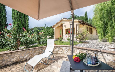 Casa Lavanda, Ac, Wifi, Narni: Mobilia, Tavolo, Mobili Da Esterno, Sedia, Shade, Giardino, Cucina & Sala Da Pranzo Tavolo, Backyard, Tavolo Esterno, Vaso Di Fiori