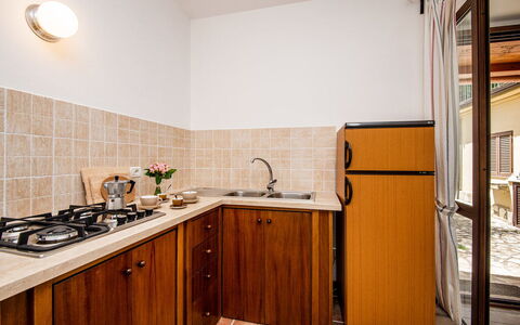 Casa Alloro, Ac, Wifi, Narni: Legna, Cucina, Controsoffitto, Apparecchio Major, Interior Design, Elettrodomestico Da Cucina, Lavandino Della Cucina, Cabinetry, Color Legno, Lavello