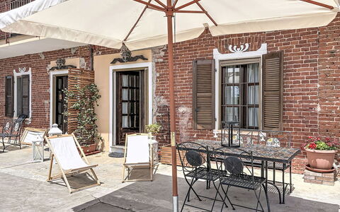 Asti 50: Porta, Brick, Tavolo Esterno, Mobili Da Esterno, Sedia, Vaso Di Fiori, Ferro, Ombrello, Pianta Della Casa, Shade