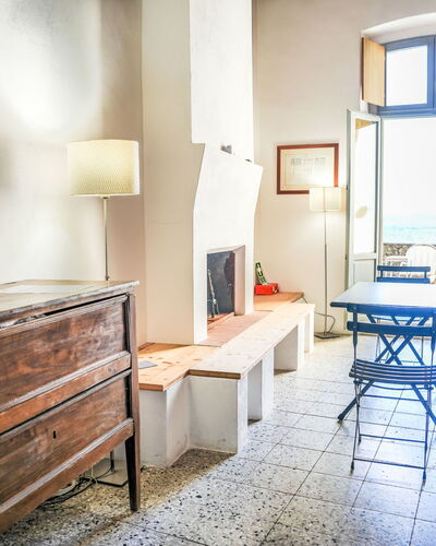 Perri: Mobilia, Legna, Pavimentazione, Interior Design, Pavimento, Sedia, Camera, Color Legno, Latifoglie, Soggiorno