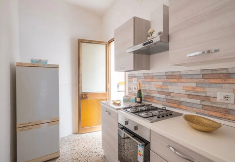 Casa Callisto, Ac, Vicino Al Mare: Cucina, Controsoffitto, Apparecchio Major, Pavimentazione, Elettrodomestico Da Cucina, Legna, Interior Design, Cabinetry, Pavimento, Elettrodomestico
