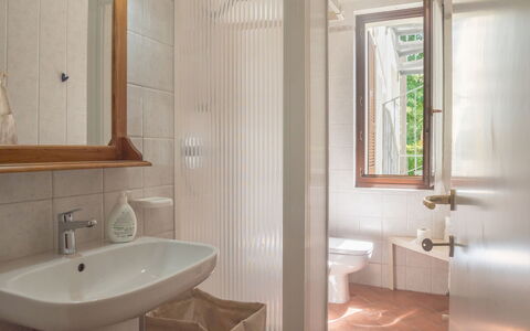 Casa Carla: Legna, Pavimentazione, Interior Design, Pavimento, Idraulico Fixture, Bagno, Lavandino Del Bagno, Camera, Soffitto, Illuminazione