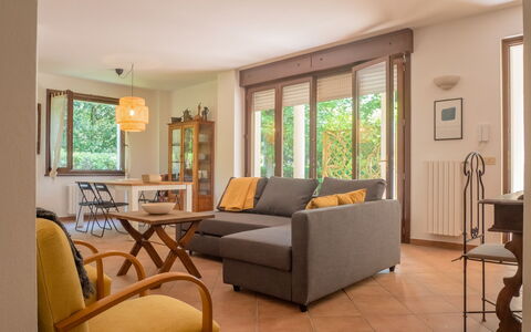 Casa Carla: Mobilia, Interior Design, Pavimentazione, Pavimento, Legna, Divano, Camera, Soffitto, Soggiorno, Tavolo