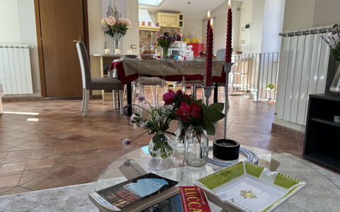 Anna: Mobilia, Interior Design, Pavimentazione, Legna, Pavimento, Tavolo, Illuminazione, Sedia, Camera, Sala Da Pranzo