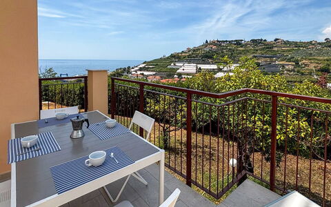 Sanremo 717: Mobilia, Cucina & Sala Da Pranzo Tavolo, Sedia, Pavimento, Mare, Balcone, Oceano, Ricorrere, Eco Hotel, Sala Da Pranzo