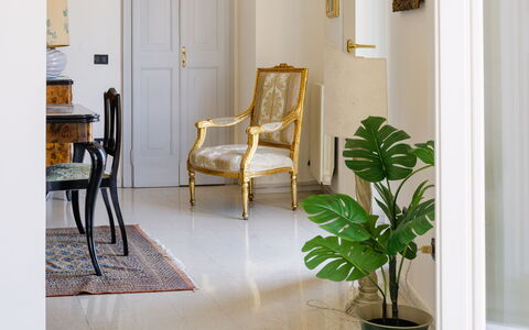 Operapartment: Mobilia, Interior Design, Giallo, Pavimentazione, Pavimento, Sedia, Camera, Soggiorno, Pavimento In Legno, Modanatura