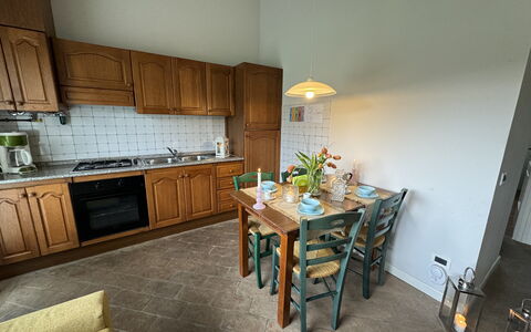 Green Hills 13: Pavimentazione, Mobilia, Cucina, Controsoffitto, Interior Design, Pavimento, Cabinetry, Legna, Elettrodomestico Da Cucina, Soffitto