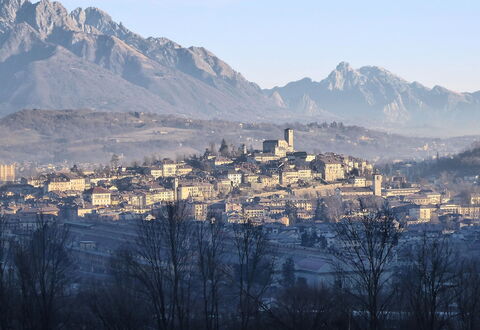 La Casa Di Valbelluna: Geografia Montane, Collina, Montagna, Zona Urbana, Città, Cittadina, Zona Residenziale, Tetto, Paesaggio, Hill Station