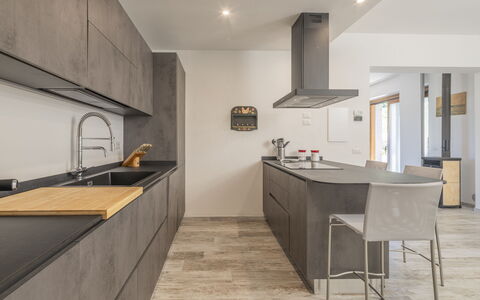 Villetta Cafaggio, Ac, Wifi, Panzano In Chianti: Controsoffitto, Pavimentazione, Cucina, Mobilia, Interior Design, Cabinetry, Pavimento, Legna, Elettrodomestico Da Cucina, Soffitto