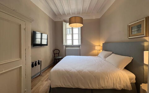 Via Roma 39: Interior Design, Legna, Camera Da Letto, Letto, Soffitto, Pavimento, Mobilia, Pavimentazione, Lenzuolo, Bedding