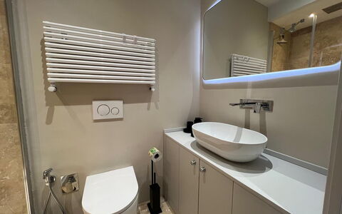 Via Roma 39: Bagno, Lavandino Del Bagno, Idraulico Fixture, Lavello, Pavimentazione, Interior Design, Gabinetto, Pavimento, Mobiletto Del Bagno, Specchio