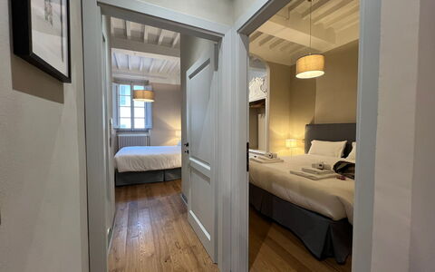Via Roma 39: Interior Design, Camera Da Letto, Pavimento, Letto, Camera, Appartamento, Soffitto, Bedding, Lenzuolo, Telaio Del Letto