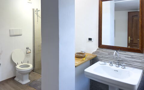 Casa Delle Chicche - Imperia: Bagno, Lavandino Del Bagno, Idraulico Fixture, Lavello, Parete, Pavimentazione, Pavimento, Interior Design, Rubinetto, Gabinetto