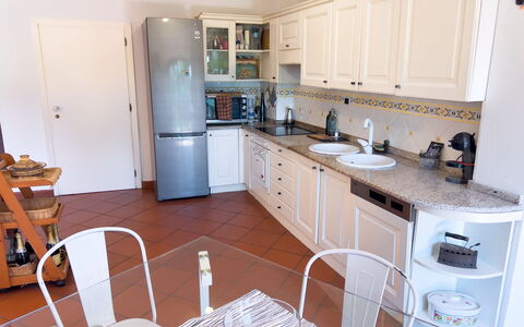 Casa Delle Chicche - Imperia: Mobilia, Cucina, Elettrodomestico Da Cucina, Controsoffitto, Pavimentazione, Apparecchio Major, Cabinetry, Interior Design, Legna, Pavimento