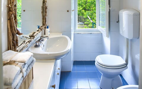 Corso Roma 15 Vacanze - Levanto: Bagno, Toilet Seat, Idraulico Fixture, Gabinetto, Lavandino Del Bagno, Lavello, Pavimentazione, Rubinetto, Interior Design, Pavimento