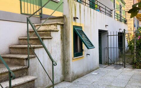 Corso Roma 15 Vacanze - Levanto: Parete, Verde, Le Scale, Architettura, Corrimano, Materiale Composito, Ferro, Metallo, Calcestruzzo, Balcone