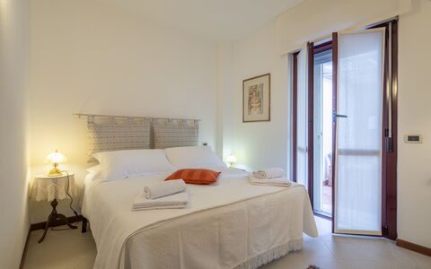 Bonaria Boutique House Ac, Wifi, Cinque Terre: Parete, Interior Design, Pavimento, Legna, Camera Da Letto, Letto, Pavimentazione, Camera, Lenzuolo, Soffitto