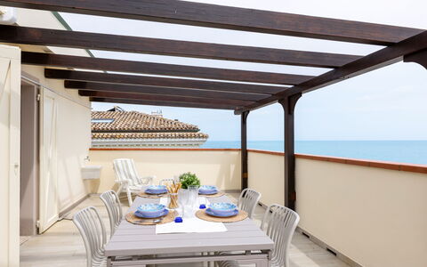 La Terrazza Sul Conero: Mobilia, Interior Design, Mobili Da Esterno, Pavimento, Soffitto, Shade, Sedia, Struttura Esterna, Balcone, Ricorrere