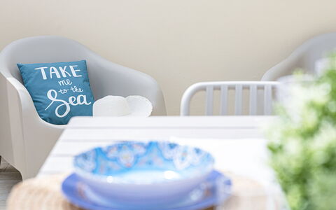 La Terrazza Sul Conero: Mobilia, Sedia, Comfort, Serveware, Dishware, Porcellana, Soggiorno, Lancia Cuscino, Pianta Della Casa, Plastica