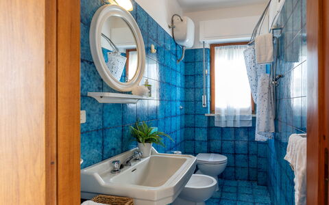 La Terrazza Sul Conero: Blu, Interior Design, Pavimentazione, Pavimento, Idraulico Fixture, Camera, Piastrella, Lavello, Rubinetto, Bagno